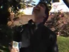 Журналисту во время репортажа нагадили … в рот!