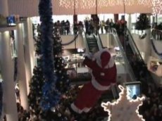 Санта-Клаус на полчаса завис под потолком торгового центра
