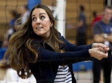 Герцогиня Кембриджская показала волейбол на каблуках