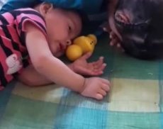 Мать двоих детей избавила их от «телефонной зависимости»