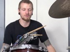 Однорукий барабанщик достиг вершин мастерства благодаря протезу