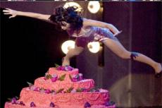 Звезда MTV Кэти Перри упала лицом в торт
