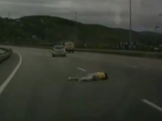 В результате ДТП девушку выбросило на дорогу из салона авто