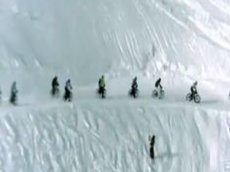 Спуск с горы по снегу на велосипедах