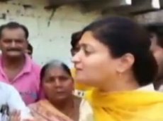 В Индии женщина-депутат провалилась под землю во время интервью
