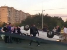 Автомобиль из свадебного кортежа совершил «кувырок» в Ростове