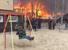 Мальчик на качелях на фоне пожара стал героем соцсетей