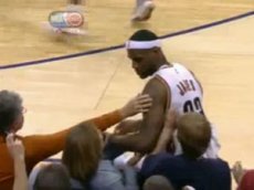 Баскетболист упал на колени болельщице
