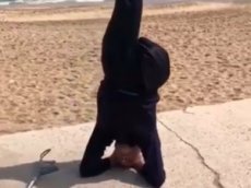 Пенсионер с одной ногой продемонстрировал стойку на голове