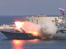 На параде ВМФ в Севастополе ракета развалилась на части