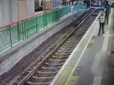 Скучающий пассажир толкнул женщину под поезд