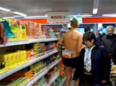 Любителей халявы в супермаркете заставили раздеться до трусов