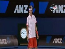 Теннисист засмотрелся на симпатичную девушку