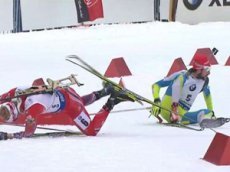 Норвежский биатлонист Бё столкнулся со словенцем Факом