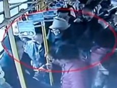 Пенсионер избил беременную женщину из-за места в автобусе