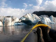 Экстремалы едва не погибли под растаявшим ледником на Аляске