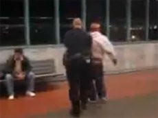 Полицейский в метро выбил окно головой задержанного