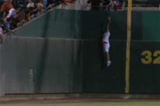 Бейсболистка поймала мяч, в два прыжка взобравшись на стену