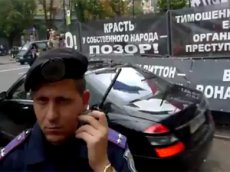 Автомобиль Ющенко забросали яйцами