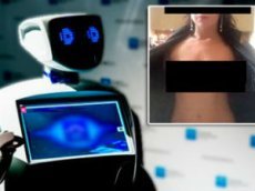 Девушка соблазнила робота голой грудью