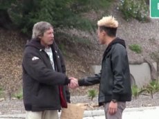 Блогер подарил бездомному 100 долларов