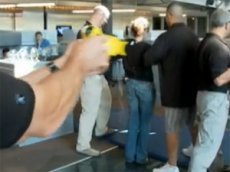 Добровольцы подставили ягодицы для испытаний шокового оружия