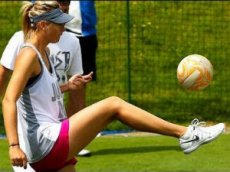Мария Шарапова показала навыки игры в футбол