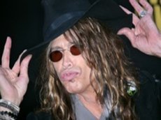 Солист Aerosmith свалился со сцены