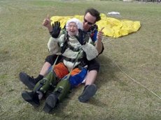 Австралийка в 102 года прыгнула с парашютом