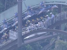 В Японии более 60 человек застряли на аттракционе