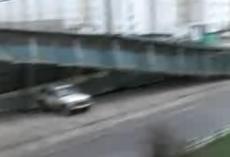 Ураган снес гаражи и раздавил автомобиль