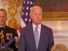 Соцсети посмеялись над Байденом, расплакавшимся перед Обамой