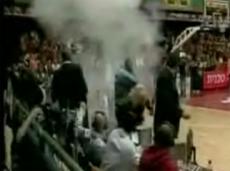 Баскетбольные фанаты устроили взрыв во время матча