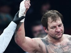 Рестлер прыгнул на соперников со второго этажа