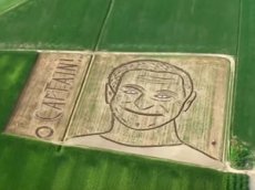 Фанат Робина Уильямса выстриг на поле его огромный портрет