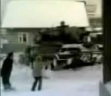 Солдат на зенитной установке врезался в жилой дом