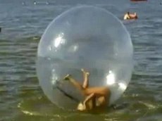 Блондинка насмешила всех катанием в зорбе