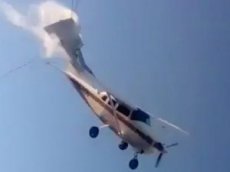 Самолет упал на жилой дом в Мексике