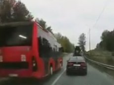 Пассажирский автобус устроил опасный обгон по «встречке»