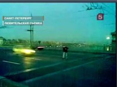 Шокирующее видео: пьяный бросился под колеса автомобиля