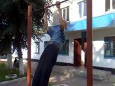 70-летний дедушка на турнике