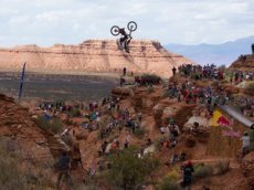 Велосипедное сальто на гребне каньона