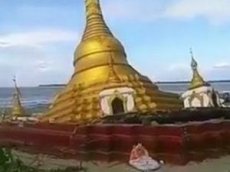 В Мьянме под воду ушла пагода