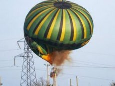 Воздушный шар столкнулся с линией электропередач и вспыхнул