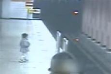 В Китае ребенок упал в метро на рельсы