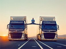 Ван Дамм сделал шпагат на двух движущихся грузовиках