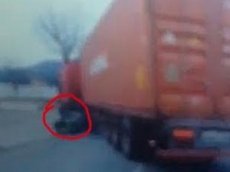 Мотоциклист, выехав на «встречку», залетел под фуру