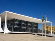 Самолеты "разгромили" здание бразильского Верховного суда