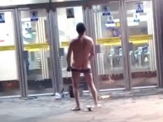 Голый мужчина попытался прорваться на станцию метро