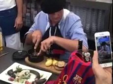 Мэр городка во Франции съел крысу после победы «Барселоны»